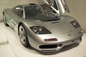 Silver_McLaren_F1_with_prototype_mirrors